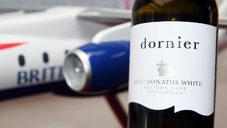 Sun Air flyr med Dornierfly og serverer Dornier vin ombord - spesialimportert fra Sør-Afrika. Historien forteller at grunnleggerne av flyfabrikken og vingården var fettere