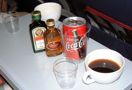Småflasker attåt kaffen hos Atlantic Airways