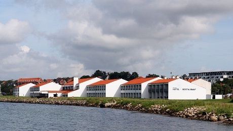 Hotel Ebeltoft Strand sett fra Fregatten Jylland