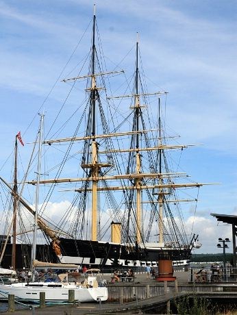 Fregatten Jylland ble levert fra Orlogsverftet på Nyholm  i København. Kjølen ble strukket i 1857, skipet ble sjøsatt i 1860 og satt inn i tjeneste to år senere -  i mai 1862. Nå ligger det bevart som museumskip i Ebeltoft. 