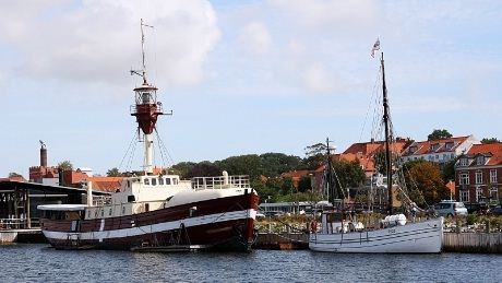 Fyrskip og lokalbåtveteraner på havnen i Ebeltoft.