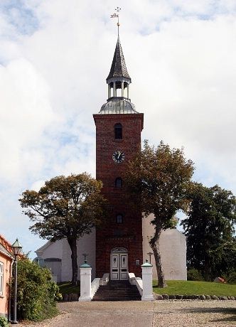 Kirken i Ebeltoft ble bygget etter at byen ble købstad i 1301 . Den omtales første gang på 1400-tallet og har kalkmalerier fra 1521 !
