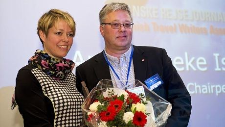 Anne-Vibeke Isaksen som er leder i foreningen for danske reisejournalister og Henrik Baumgarten, som ble kåret til "Årets Rejsejournalist " (Foto: Lars Møller / MCH)