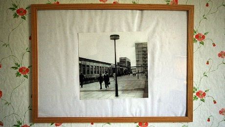 Sort/hvittbilder fra "gamle" DDR på veggene
