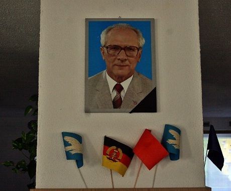 Eric Honecker (1912-1994) var generalsekretær i kommunistpartiet og statsjef i DDR fra 1971 til hang gikk av i 1989