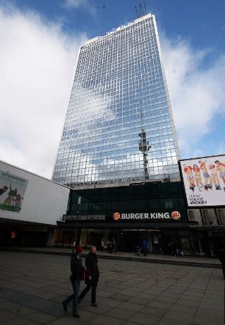 Den 15.000 kvadratmeter store fasaden  består av hele  6.800 speilglassvinduer som ble satt inn i 2005. Prislappen kom på tre millioner euro ( 23 millioner NOK)  