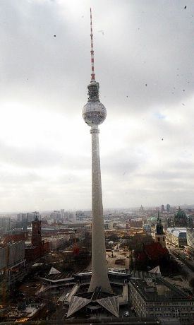Utsikt fra et av rommene(32 etasje) til det 368 meter høye TV-tårnet (Fernsehturm som er den høyeste konstruksjonen i hele Vest- og Sentral-Europa.  .