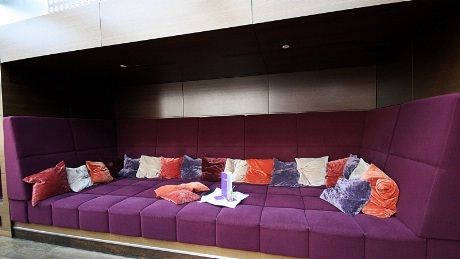 Skikkelig bred og stor sofa i Spagos