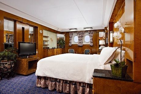 Queen Mary tilbyr en rekke komfortable lugarer og suiter, komplett med flatskjerm-TVer, iPod docking-stasjoner og luksuriøse badeprodukter. Mange av de opprinnelige funksjonene gjenstår, som Art Deco-innredning og originale kunstverk.