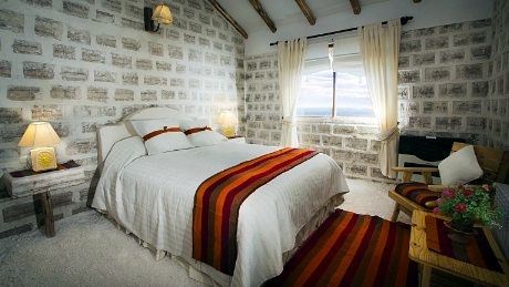 Luna Salada, eller Salt Moon Hotel, er et unikt hotell bygget av saltblokker som ligger i hjertet av saltslettene i Uyuni i Bolivia.  Hotellet tilbyr personlig service og er oppmerksomme på detaljer for å gi deg et ekstra minneverdig opphold.  