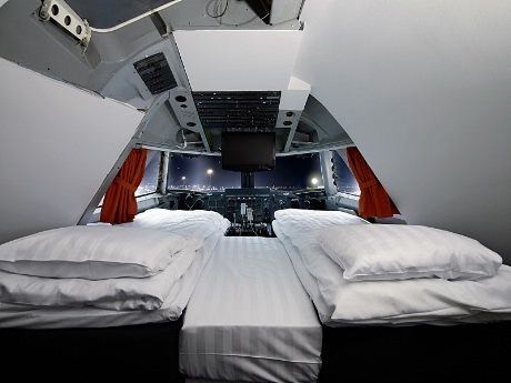 Det finnes flere typer rom, blant annet en Cockpit-suite, som får deg til å føle seg som en pilot, om enn det er en sovende en sådan.