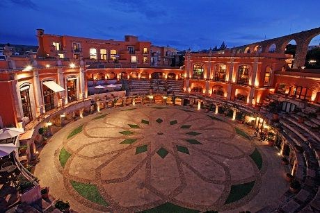 Det femstjerners hotellet Quinta Real Zacatecas er bygget inn i tribunen av den restaurerte tyrefektingsarenaen San Pedro som ble bygget i det 19. århundre. Hotellet ligger i hjertet av den pittoreske meksikanske byen Zacatecas, som ble tildelt UNESCOs verdensarvstatus i 1993.