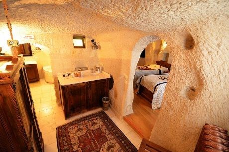 Rommene  i Cappadocia Cave Suites har en vakker utsikt over byen og er et godt utgangspunkt for å utforske områdets kirker og klostre.
