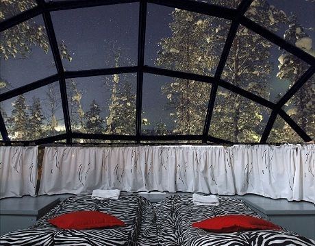 Glassiglooene gir en uhindret utsikt mot stjernehimmelen, og her kan du beundre nordlyset fra sengeplass.
