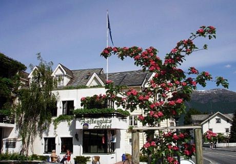 Best Western Raftevold`s Hotel ligger vakkert til ved Europas dypeste innsjø «Hornindalsvatnet».