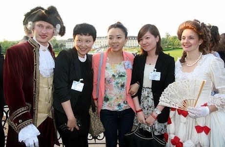 Asiatiske deltakere sammen med "vertskapet" i Ludwigsburg