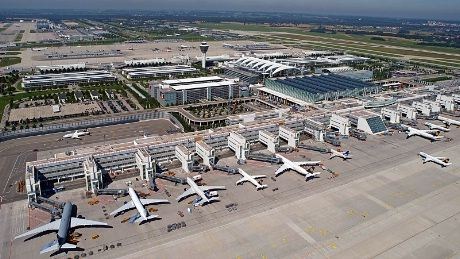 München International Airport ble åpnet i 1992. Terminal 2 kom drøyt ti år senere i 2003. Nesten 38 millioner reiste gjennom lufthavnen i 2011. Prognosene for 2025 går ut på 58 millioner passasjerer årlig. (foto:MUC)