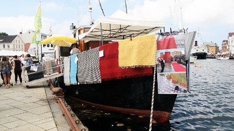 På den gamle rutebåten Hundvåg ble det solgt håndvevde tepper fra Ledaal i Stavanger