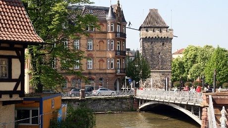 Broen over Neckar med Der Schelztorturm. Tårnet ble bygget i den siste delen av 1300-tallet.