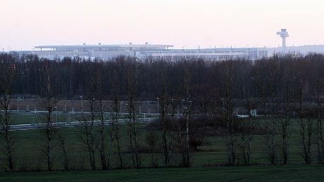 Utsikt mot de to flyplassene : "Gamle" Schönefeld (SFX) samt nye og fremdeles uåpnede Berlin Brandenburg Airport Willy Brandt (BER)
