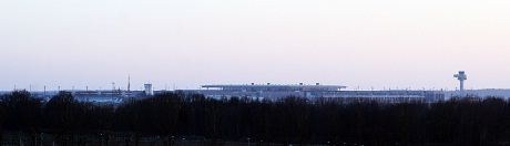 Utsikt fra terassen i toppetasjen mot lufthavnene Schönefeld og Berlin Brandenburg Airport Willy Brandt. Det er rundt to kilometer til Schönefeld og omlag 5-6 til BER