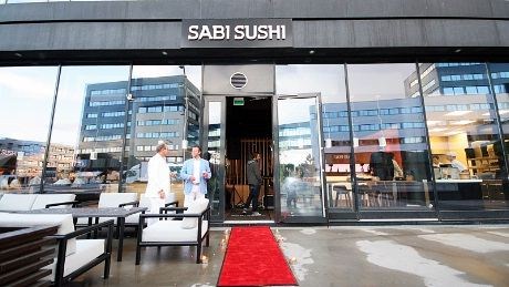 Sabi Sushi ligger i tilknytning til Stadioparken kjøpesenter - mellom hovedtribunen, kontorene og garderobene til Viking FK