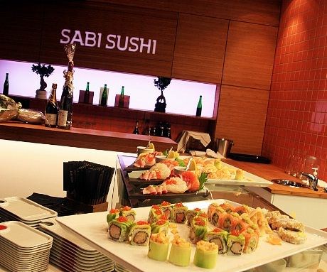 Sabi Sushi er den eneste restauranten i sitt slag på et fotballstadion. Brynes "superpatriot" Pollestad kommenterte bildene på denne måten: "Viking hadde som vanlig flaks og etterpå fikk publikum laks"