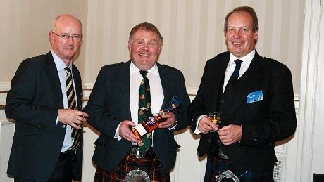 Bak arranengementet sto VisitAberdeen. Fra venstre selskapets toppsjef Steve Harris, Stewart R Adamson fra Royal Lochnagar Destillery og VisitAberdeens markedssjef Peter Medley.