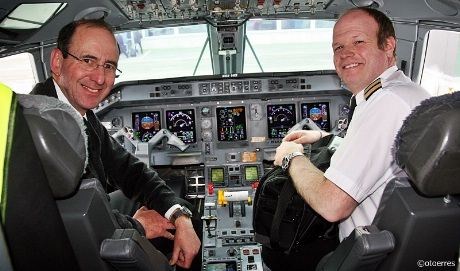 Fremme i cockpiten hadde Keith Buchan og Richard Hall full kontroll på spakene ...