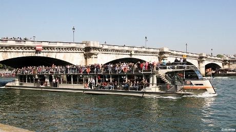 Turistbåtene seilte forbi på Seinen