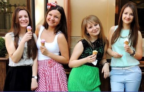 Ny istid: Den sterke sommervarmen mot slutten av april fikk iskremsalget i Ukrainas gamle kulturby Lviv til å skyte i været. (Foto: Knut Noer jr.)