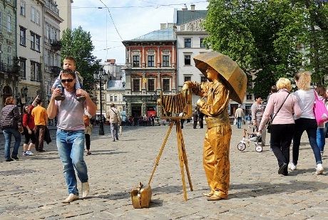Bildet må du selv ta: Pantomine-artist på strøket i Lviv. (Foto: Knut Noer jr.)