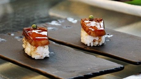 Sushi er mere enn rå fisk. Oversatt fra japansk betyr det å behandle eddik og hadde i utgangspunktet ikke noe med fisk å gjøre. Man kan godt lage god sushi av kjøtt og grønnsaker