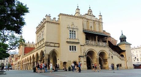 Den mektige kleshallen fra 1358 (ombygget i 1559 og 1875-79) på markedstorget i Krakow – ingen mangel på severdigheter i Polens tidligere hovedstad. (Foto: Knut Noer jr.)