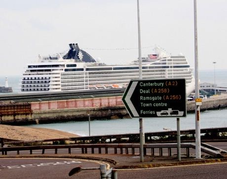 MSC Poesia ved havn i Dover