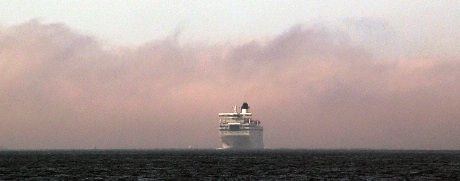 Englandsbåten "Queen of Scandinavia" seiler ut av tåken og inn Byfjorden