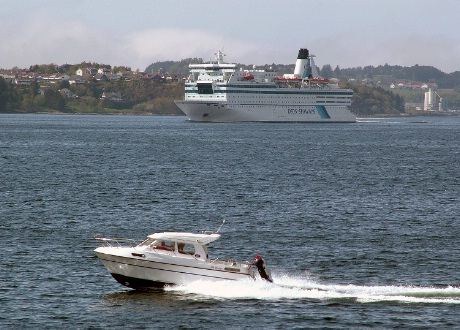 Mellom undvåg og oljebasene i Dusavik nord for Stavanger