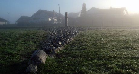 Den rekonstruerte stjernegraven på Ullandhaug i morgendisen