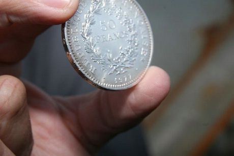 Aker Yards donerte en sølvmynt pålydene 50 francs fra 1977