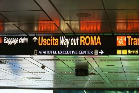 Mange turister ankommer Sentralstasjonen i Roma. Og rett uteforbi står bussene klare til å frakte deg rundt i den historiske byen.