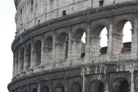 Årlig valfarter det tusenvis av turister til Colosseum