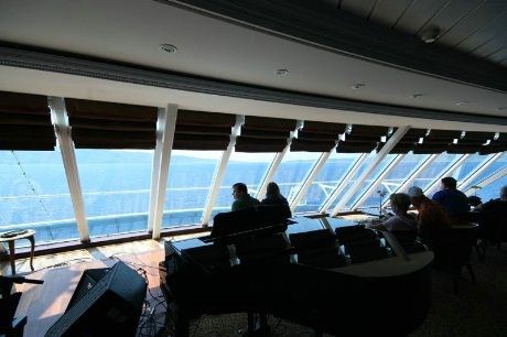 Cruisegjester nyter utsikten.