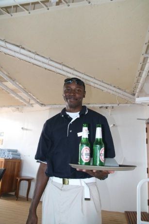 Servicen ombord var upåklagelig, her er det Antony fra Trinidad som tar vare på gjestene.
