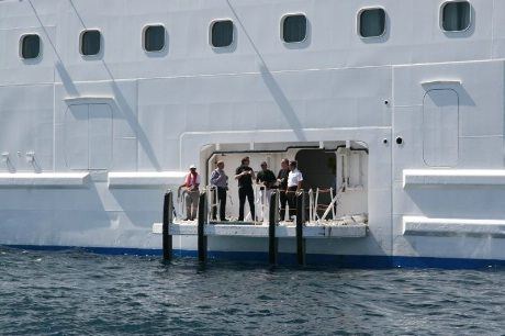 Cruisegjestene venter på tenderbåten