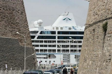 Skipet ved havn i Marseille