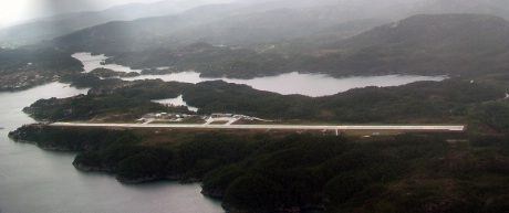 Stord lufthavn Sørstokken sett fra luftrommet over naboøya Bømlo
