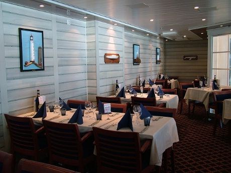 Á la carterestauranten Rospiggen ligger midt i skipet på sjette dekk. Restaurantene er mange - og gode, ombord i  MS Eckerö.