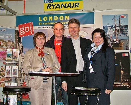 Ryanair og Haugesund Travel pluss Bremerhafen. Fra venstre Dörte  Behrmann fra Bremerhafen, Lars Eidhammer, Ånen Torvestad og Wenche Storesund.
