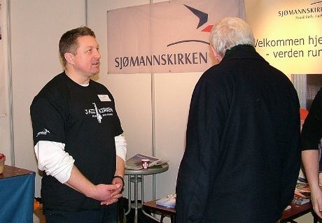 Øyvind Alsaker - tidligere sjømannsprest i London , på Sjømannskirkens stand