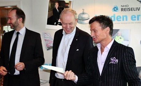Næringsminister Trond Giske støtter kampanjen. I midten Knut Almquist fra NHO Reiseliv og helt til høyre Petter Stordalen (Foto: Nils Fredrik Wisløff, Gambit H&K)